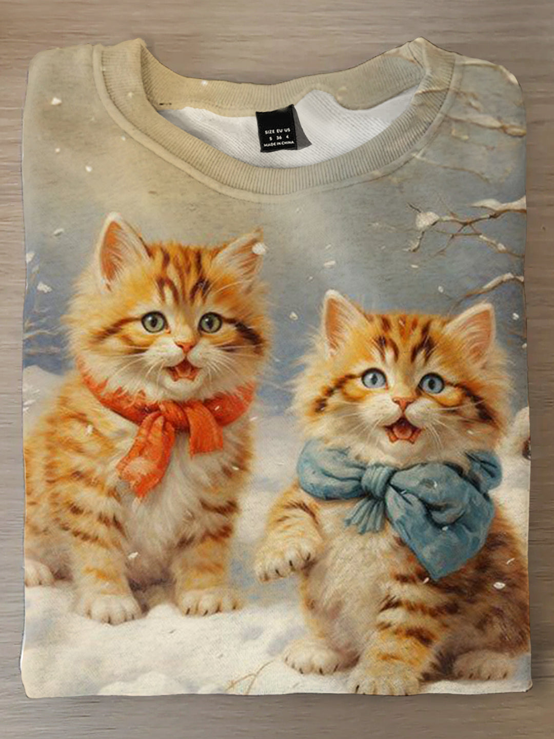 Damen-Langarmshirt mit süßem Katzen-Spiel im Schnee im Retro-Print