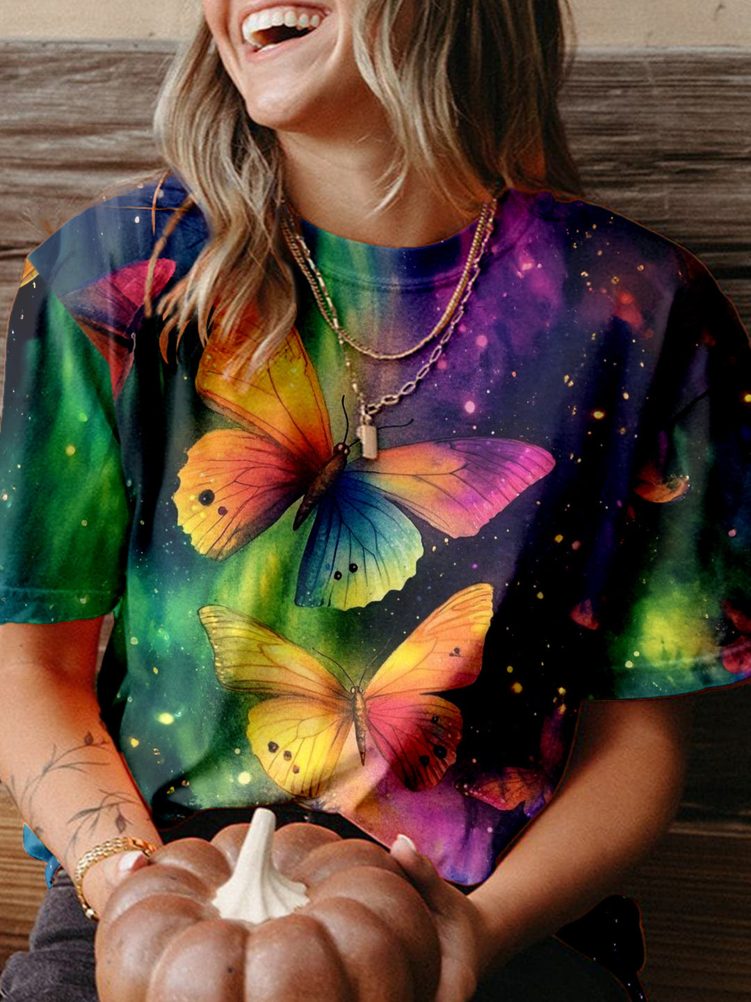Damen T-Shirt mit Rundhalsausschnitt und farbigem Schmetterlingsdruck